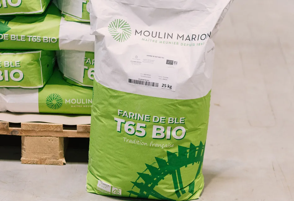 Sac de 25 kg de farine de blé T65 bio Moulin Marion sur une palette