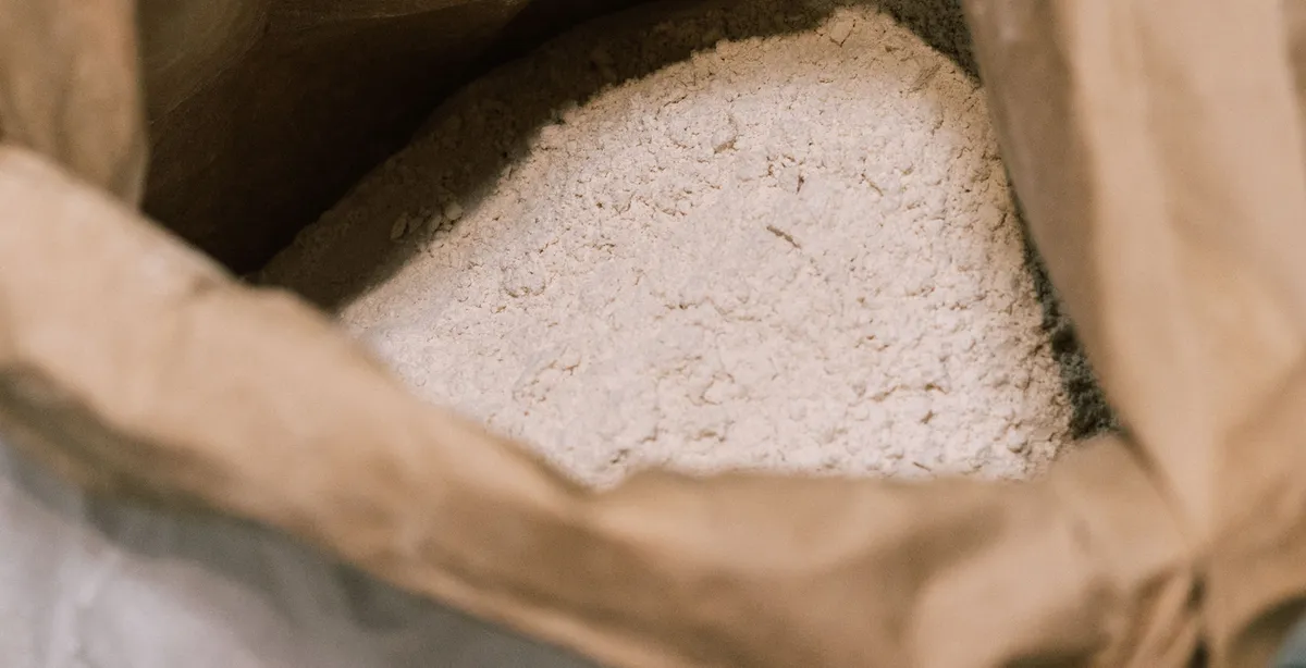 Gros plan sur un sac en papier kraft rempli de farine