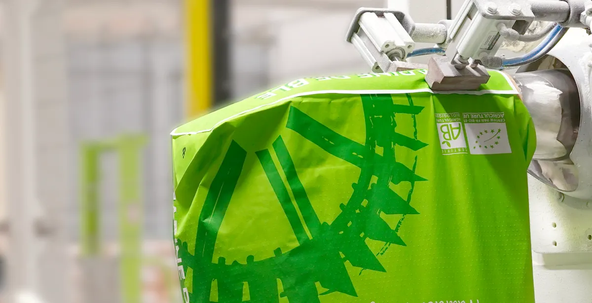 Sac de farine bio en cours d'ensachage, avec les logos AB et bio européen